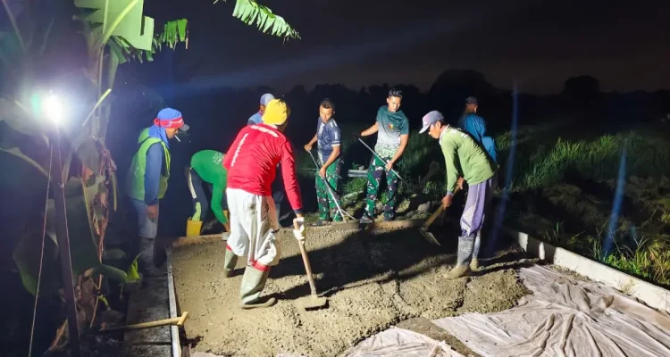 TMMD 128 Gresik: Pembangunan Jalan Malam Hari, Gotong Royong Terangi Kegelapan