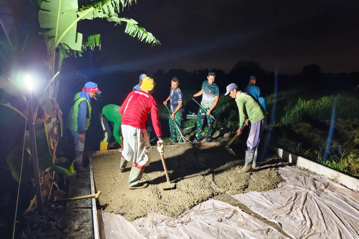 TMMD 128 Gresik: Pembangunan Jalan Malam Hari, Gotong Royong Terangi Kegelapan