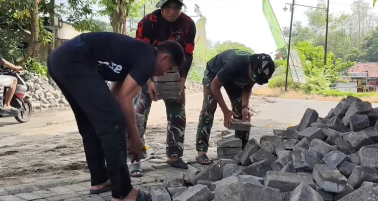 TMMD 128 Gresik Perbaiki Jalan Desa, Tingkatkan Akses Ekonomi