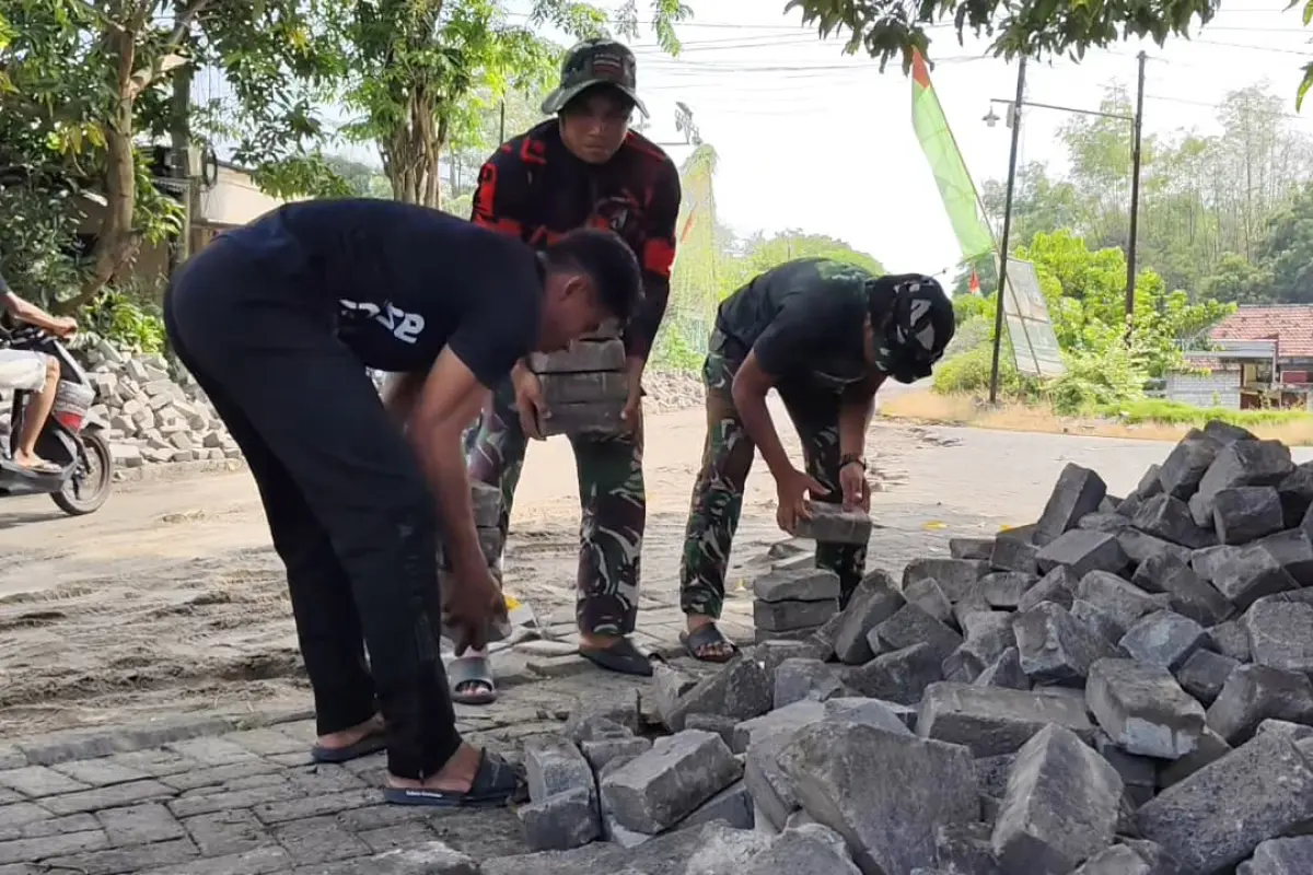 TMMD 128 Gresik Perbaiki Jalan Desa, Tingkatkan Akses Ekonomi