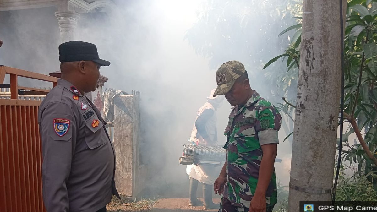 TNI dan Tenaga Kesehatan Berantas DBD Lewat Fogging di Krangkeng