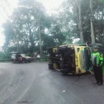 Truk Snack Terbalik di Tikungan Gumitir