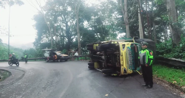 Truk Snack Terbalik di Tikungan Gumitir