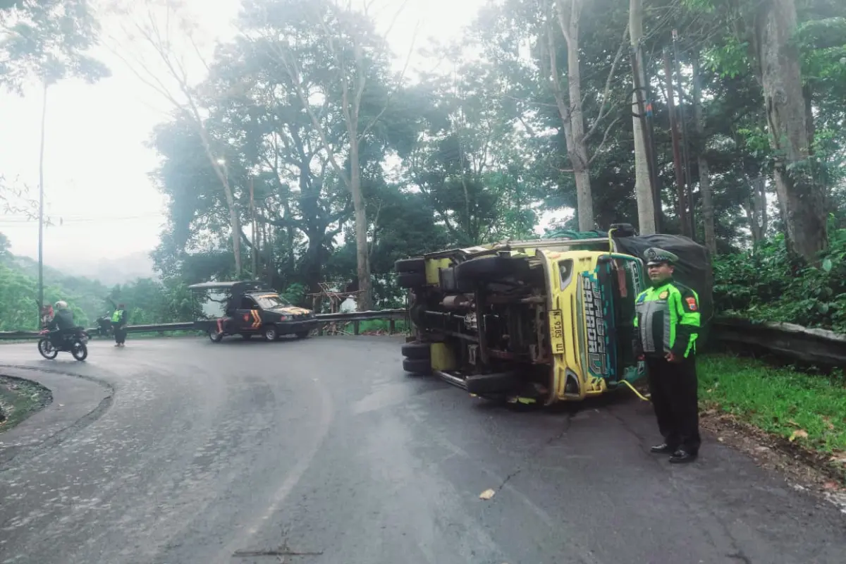 Truk Snack Terbalik di Tikungan Gumitir