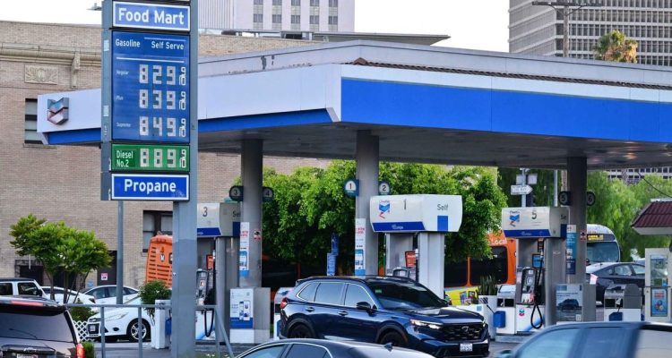 Trump Geram pada Iran, Harga Minyak Melonjak