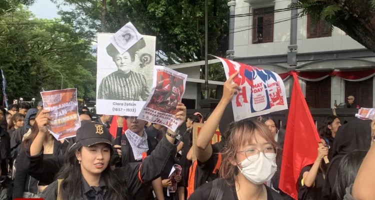 Upah Buruh Perempuan Malang Tak Adil, Cuti Haid Dihapus