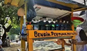 Usaha Pinggir Jalan Desa yang Laris di Area Sepi