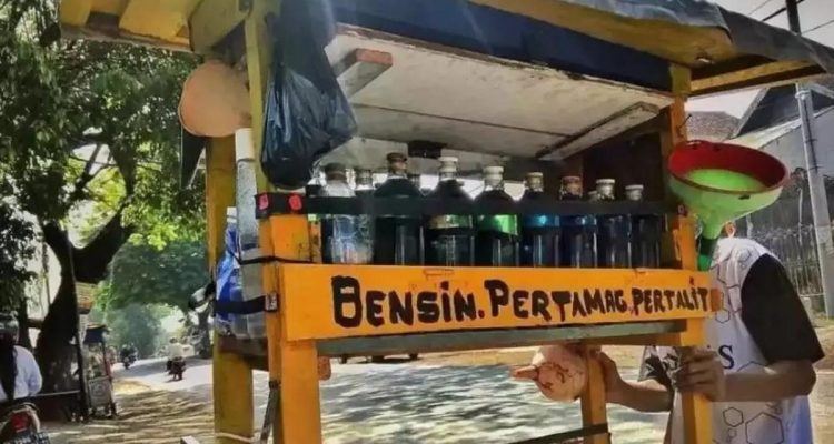 Usaha Pinggir Jalan Desa yang Laris di Area Sepi