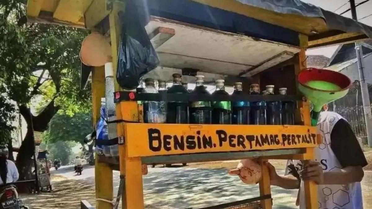 Usaha Pinggir Jalan Desa yang Laris di Area Sepi