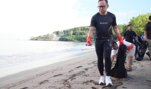 Wamendagri Bima Arya Bersama ASN dan Praja IPDN NTB Lakukan Aksi Bersih Pantai