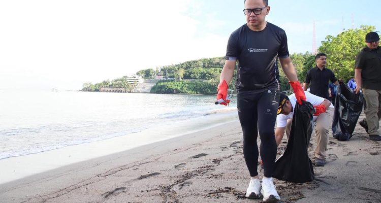 Wamendagri Bima Arya Bersama ASN dan Praja IPDN NTB Lakukan Aksi Bersih Pantai