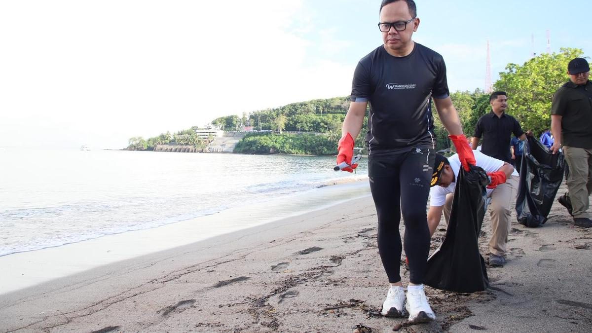 Wamendagri Bima Arya Bersama ASN dan Praja IPDN NTB Lakukan Aksi Bersih Pantai