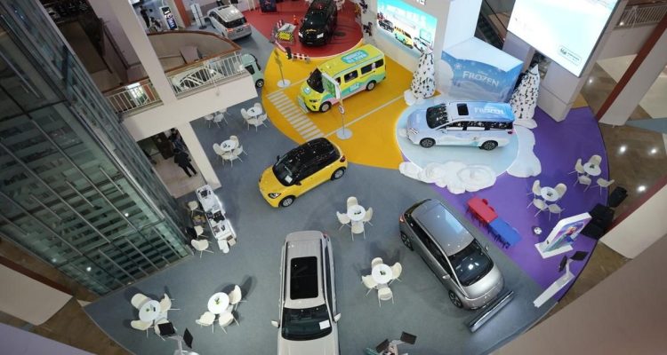 Wuling Pamerkan Mobil Bertema Disney dan Marvel di Kelapa Gading