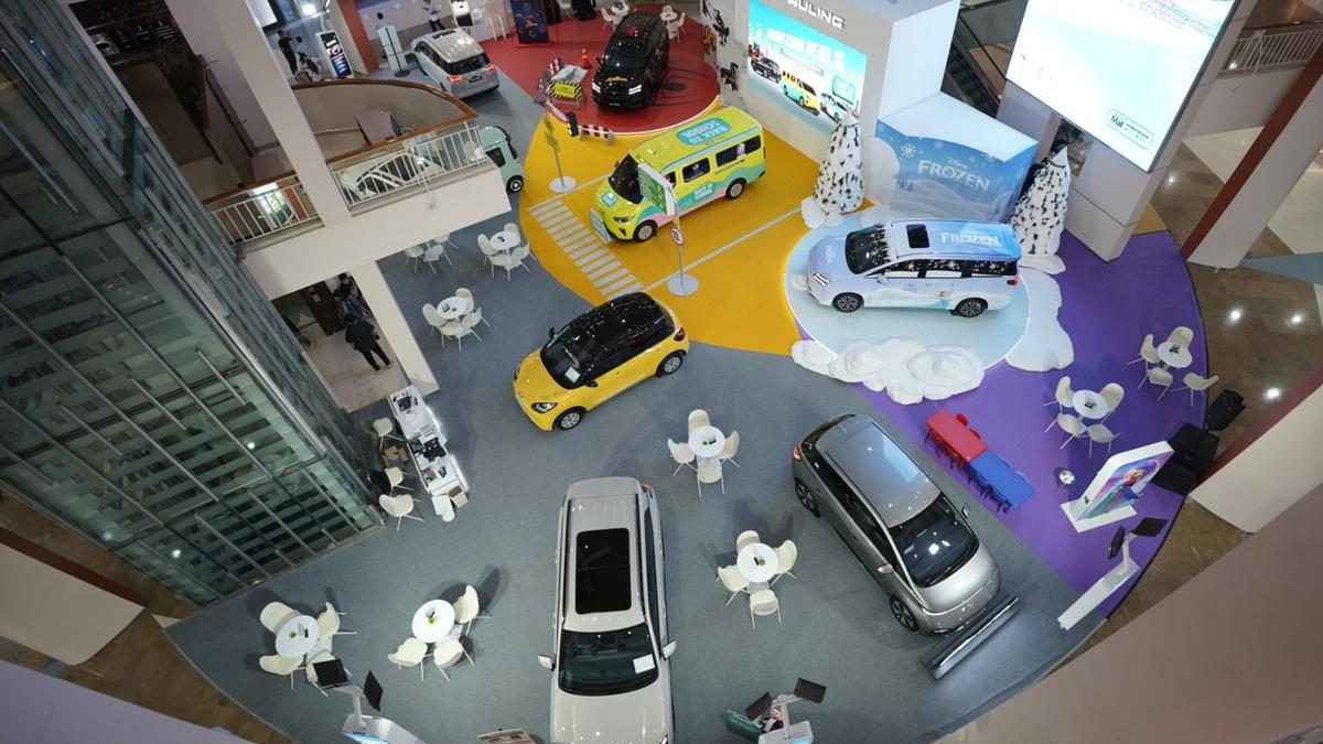 Wuling Pamerkan Mobil Bertema Disney dan Marvel di Kelapa Gading