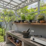 10 Inspirasi Dapur Belakang Rumah yang Nyaman dan Teduh dengan Rangka Baja