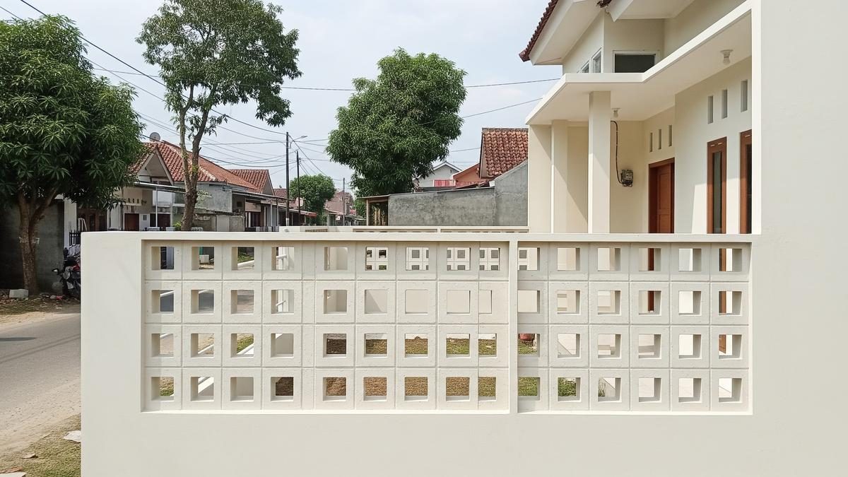 10 Pilihan Warna dan Motif Pagar Roster untuk Kesan Rumah Lebih Lapang