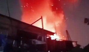 11 Mobil Damkar Padamkan Kebakaran Rumah Dinas TPU Jatinegara