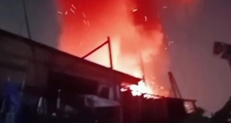 11 Mobil Damkar Padamkan Kebakaran Rumah Dinas TPU Jatinegara