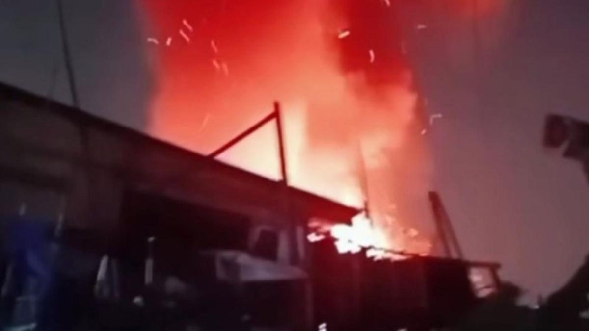 11 Mobil Damkar Padamkan Kebakaran Rumah Dinas TPU Jatinegara