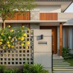 6 Inspirasi Pagar Beton Ekspos yang Dikombinasikan dengan Tanaman Rambat untuk Tampilan Rumah yang Lebih Modern dan Alami