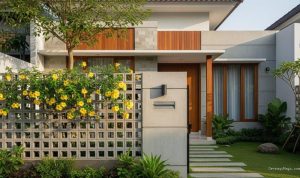 6 Inspirasi Pagar Beton Ekspos yang Dikombinasikan dengan Tanaman Rambat untuk Tampilan Rumah yang Lebih Modern dan Alami