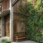6 Inspirasi Rumah dengan Lorong Hijau di Sisi Bangunan yang Sejuk dan Bikin Hunian Lebih N...