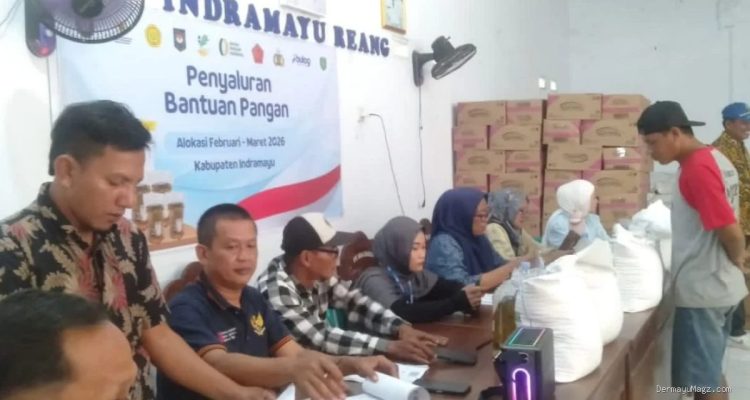 692 KPB Anjatan Terima Bantuan Pangan Bulog Indramayu