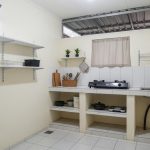 8 Trik Penataan Dapur Sempit Belakang Rumah Agar Tetap Kering Saat Hujan