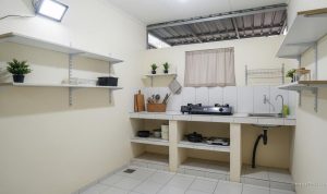 8 Trik Penataan Dapur Sempit Belakang Rumah Agar Tetap Kering Saat Hujan