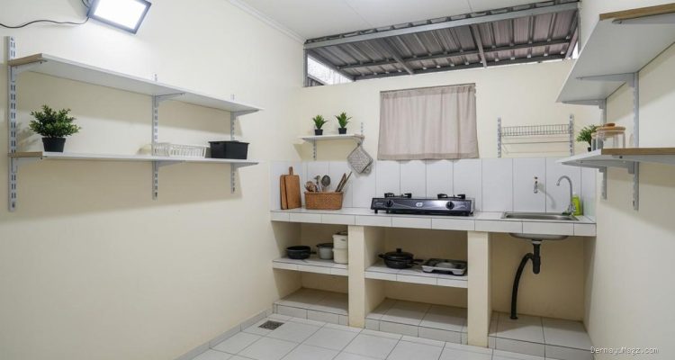 8 Trik Penataan Dapur Sempit Belakang Rumah Agar Tetap Kering Saat Hujan
