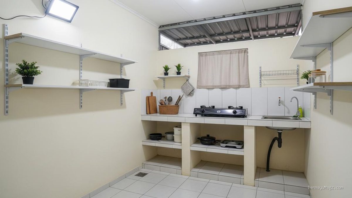 8 Trik Penataan Dapur Sempit Belakang Rumah Agar Tetap Kering Saat Hujan