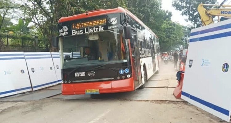 Amblesnya Jalan Lenteng Agung, Rute Transjakarta ke UI Dibatasi