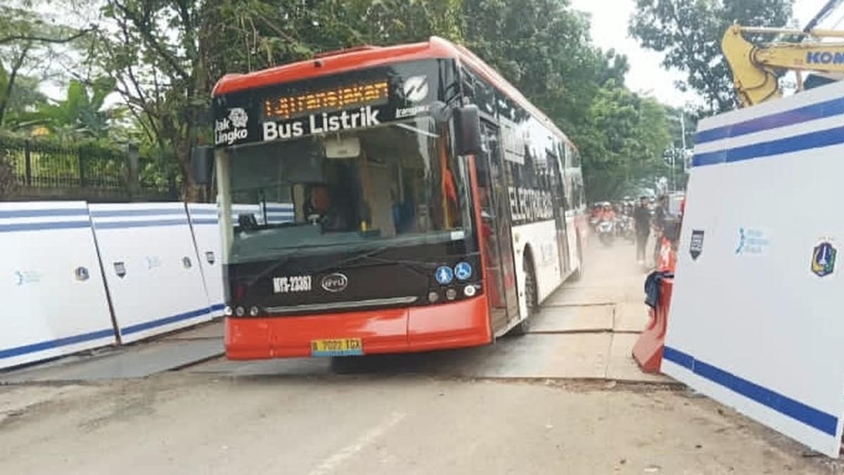 Amblesnya Jalan Lenteng Agung, Rute Transjakarta ke UI Dibatasi