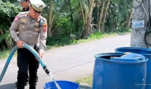 Atasi Kekeringan: Sat Lantas Indramayu Salurkan Air Desa Pesisir