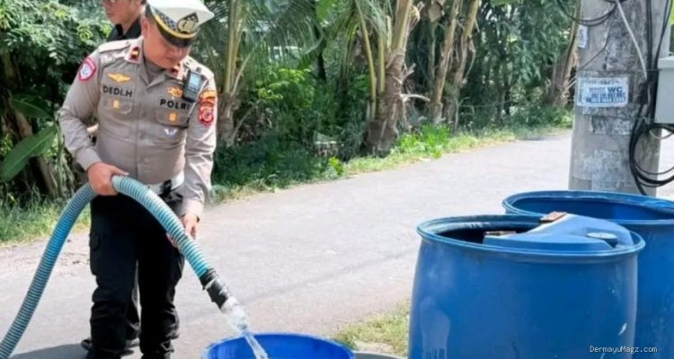 Atasi Kekeringan: Sat Lantas Indramayu Salurkan Air Desa Pesisir