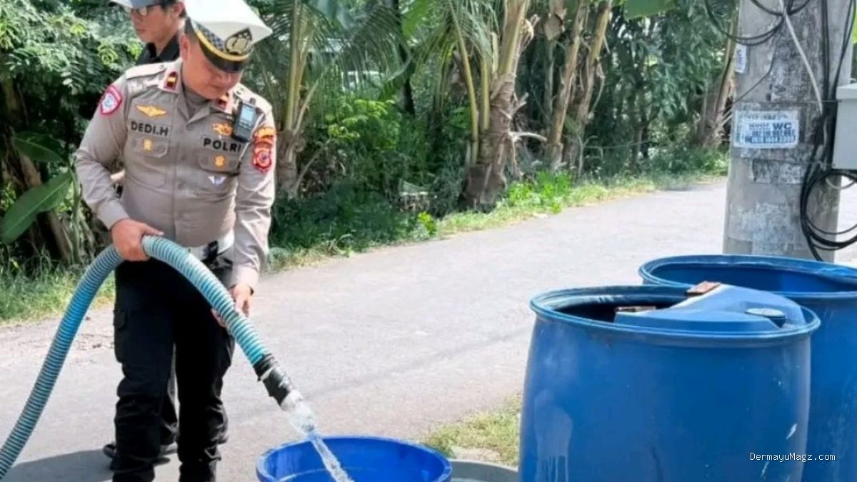 Atasi Kekeringan: Sat Lantas Indramayu Salurkan Air Desa Pesisir