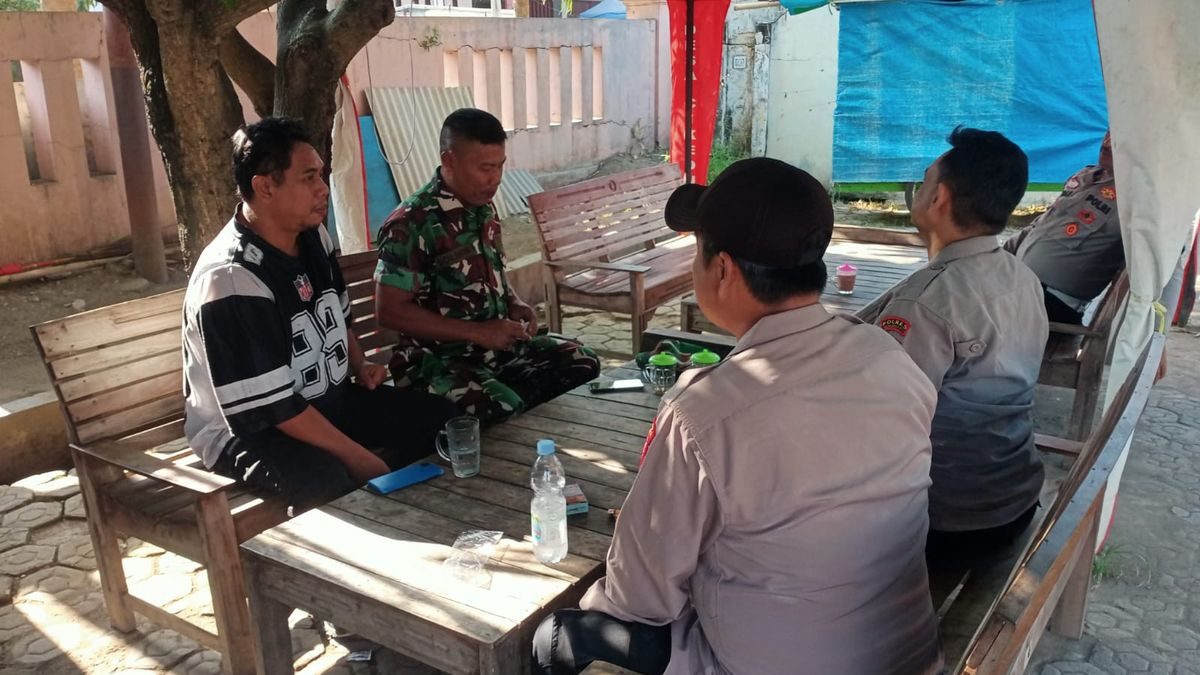Babinsa Cikedunglor Serma Solihin Perkuat Sinergi TNI-Polri Lewat Komsos