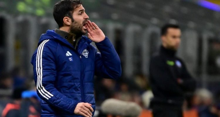 Barcelona Pertimbangkan Cesc Fabregas Sebagai Penerus Hansi Flick