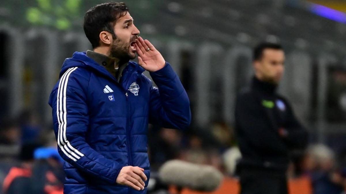 Barcelona Pertimbangkan Cesc Fabregas Sebagai Penerus Hansi Flick