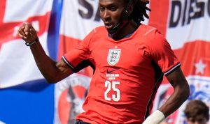 bek-inggris-djed-spence-wajib-kenakan-masker-di-piala-dunia-2026-ada-apa-54343 Bek Inggris Djed Spence Wajib Kenakan Masker di Piala Dunia 2026, Ada Apa?