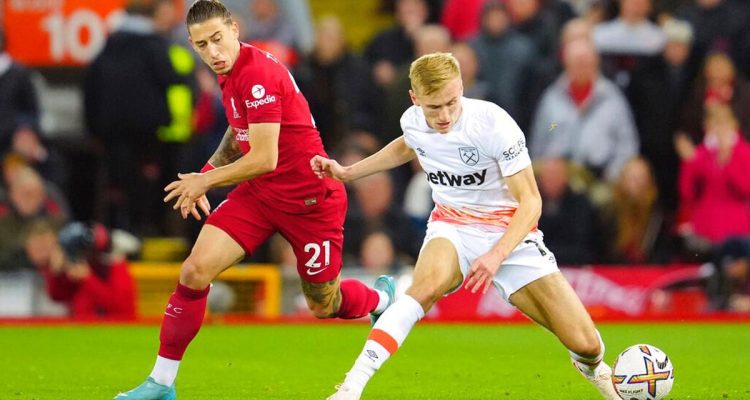 Bek Liverpool Ini Pilih Bertahan di Anfield Meski Tanpa Arne Slot