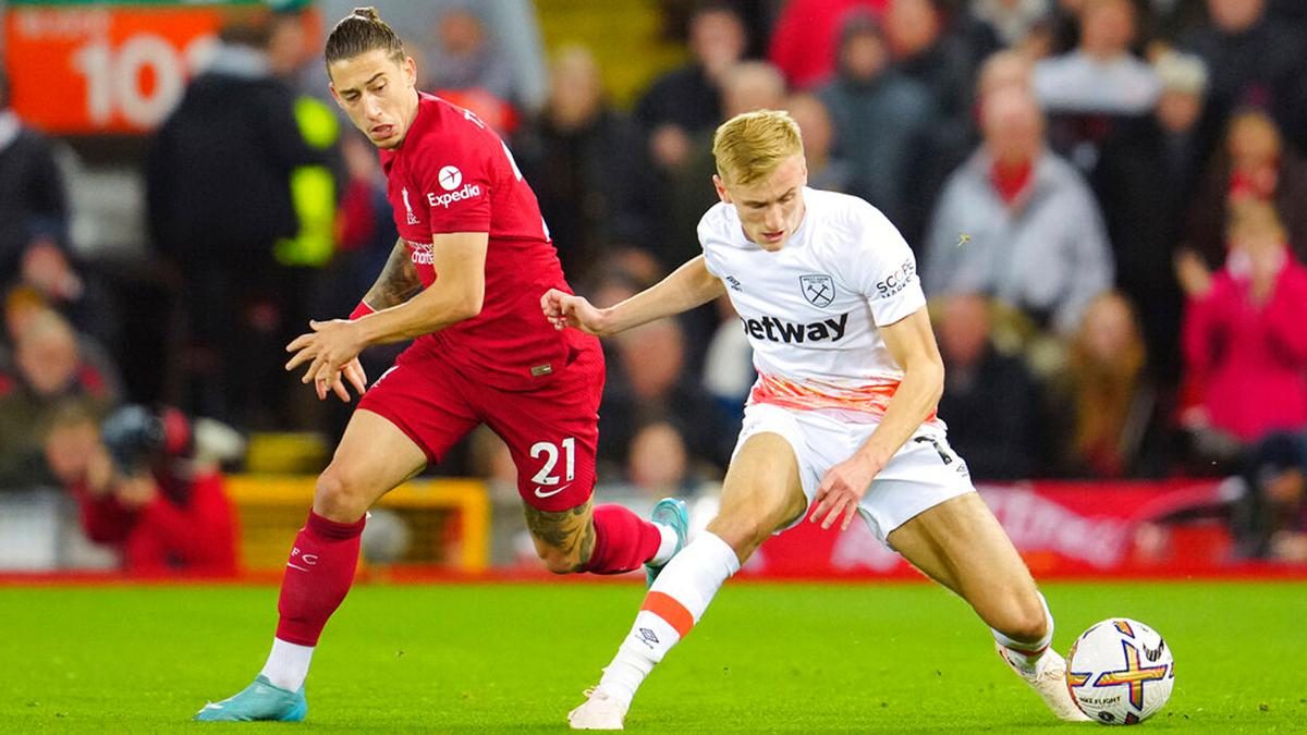 Bek Liverpool Ini Pilih Bertahan di Anfield Meski Tanpa Arne Slot
