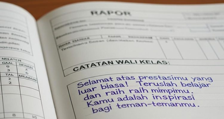 Catatan Wali Kelas untuk Penilaian Sikap dan Akademik Siswa Semester 1