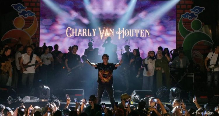 Charly Van Houten Gebyar Hari Jadi Cirebon ke-599, Ribuan Penonton Terbakar Semangat