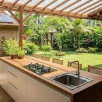 Dapur Belakang Minimalis dengan Atap Kaca Hemat Energi yang Menawan