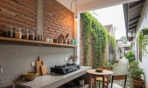 Dapur Semi Outdoor: Solusi Rumah Kampung Bebas Pengap Hemat Energi