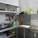 Desain Dapur Kecil Fungsional di Sudut Rumah dengan Baja Ringan
