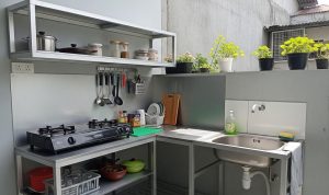 Desain Dapur Kecil Fungsional di Sudut Rumah dengan Baja Ringan