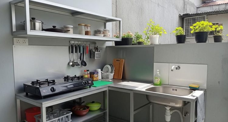 Desain Dapur Kecil Fungsional di Sudut Rumah dengan Baja Ringan