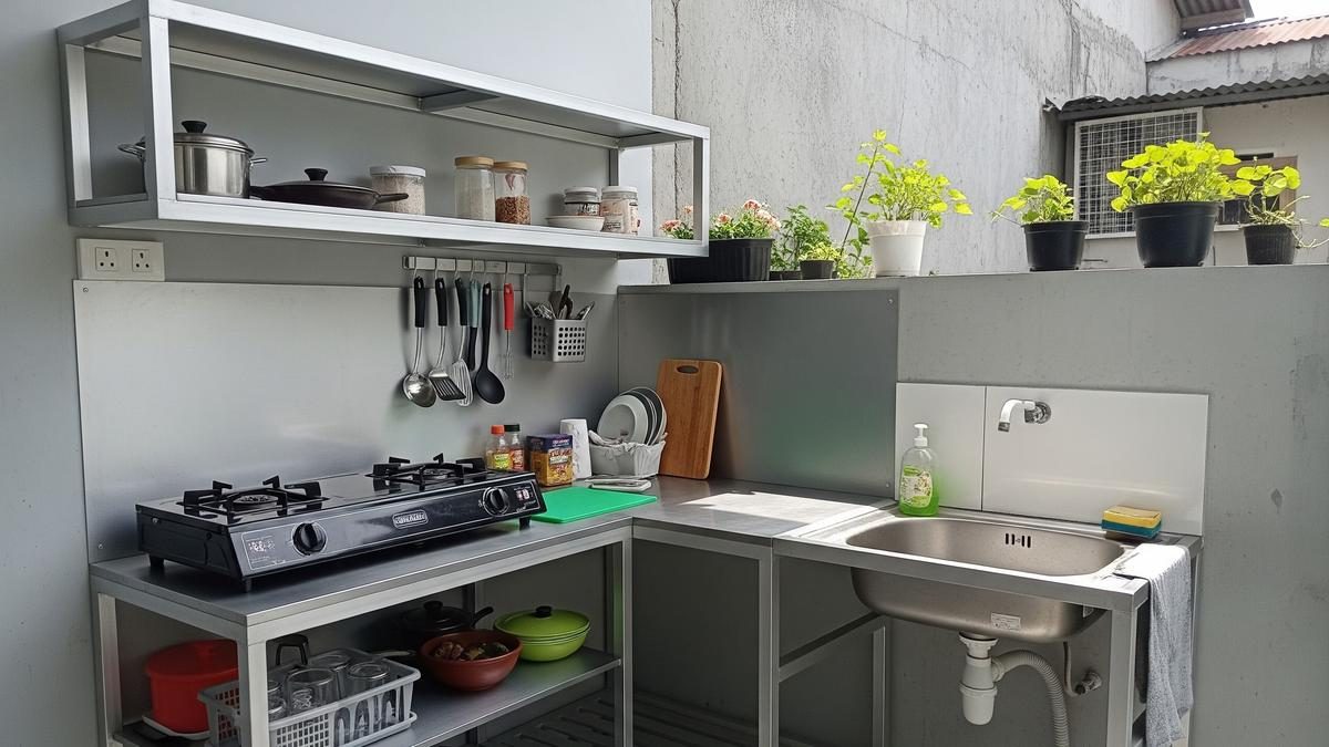 Desain Dapur Kecil Fungsional di Sudut Rumah dengan Baja Ringan